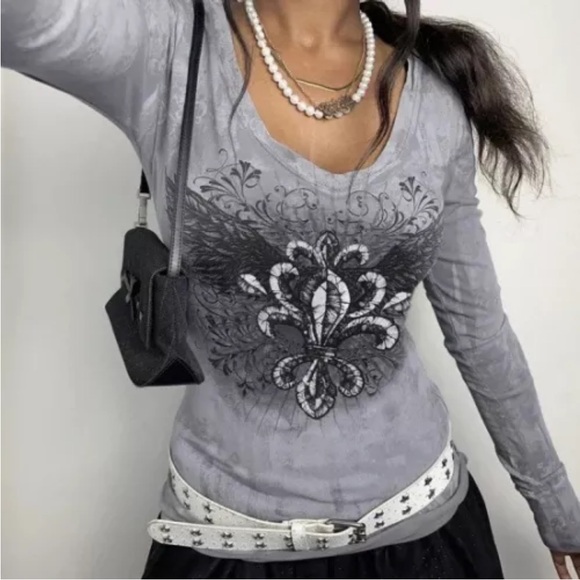 NWT Y2K Inspired Fleur De Lis Grunge Long Sleeve V Neck Shirt Graphic Top Small - Picture 2 of 9